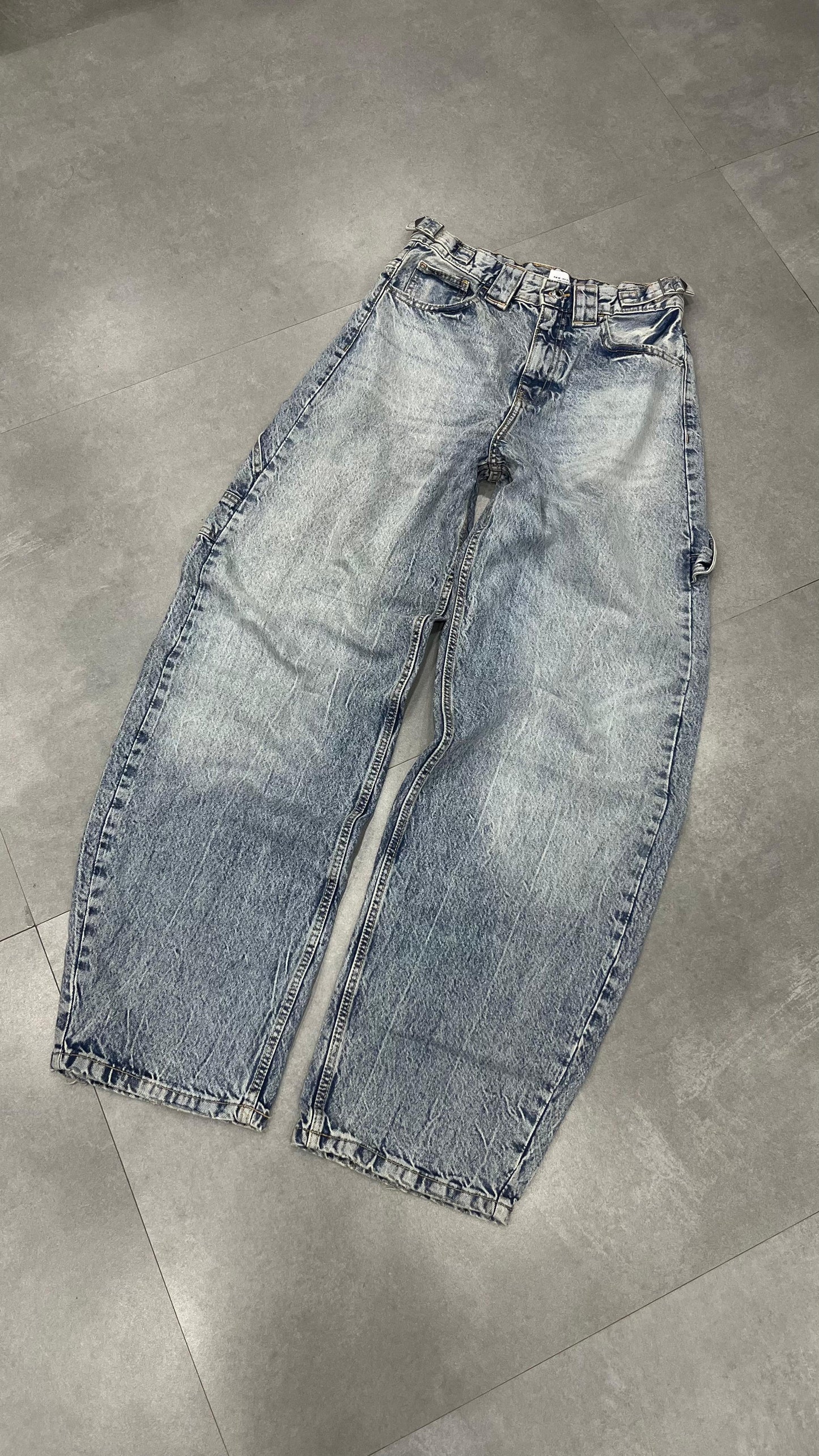 SKATER FIT JEANS