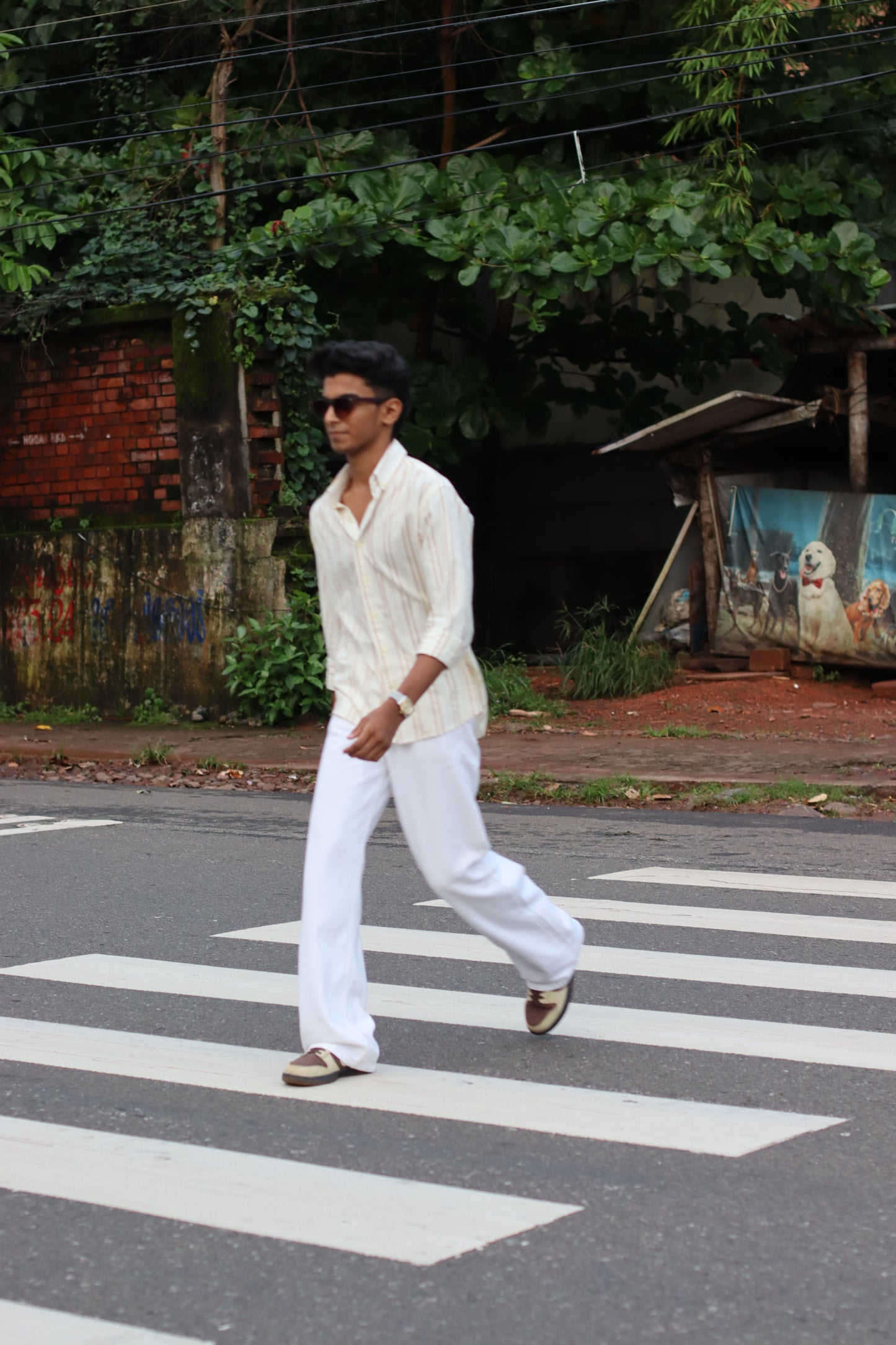 WHITE JEANS